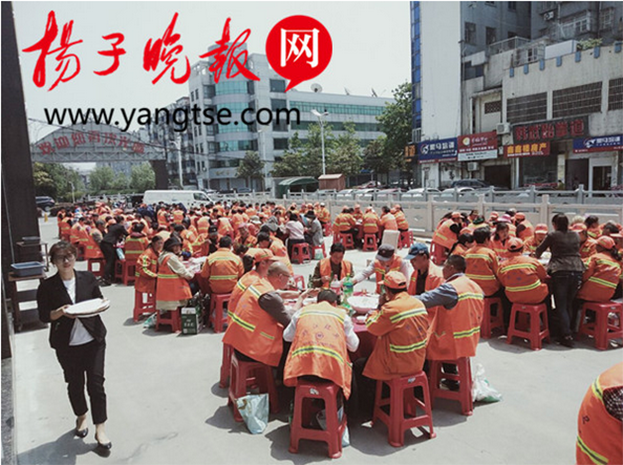 开云online(中国)设“观光海鲜宴席 致敬环卫工人” 引媒体争相报道